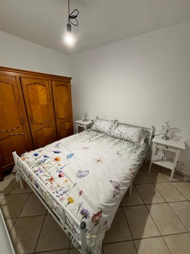 - une chambre dotée d'un lit avec des papillons dans l'établissement Bonheur, à Colombier-Saugnieu