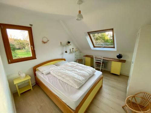 En eller flere senge i et værelse på La Zaï Zaï, maison du Cabellou face à la mer