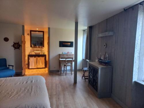 une chambre avec un lit et une table avec une chaise dans l'établissement Room in Guest room - LA GRANGE AUX MILLE FEUILLES, à Castres