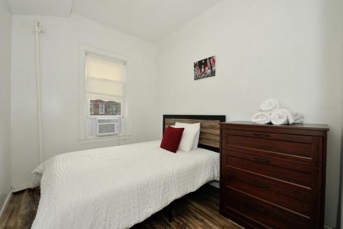 Postel nebo postele na pokoji v ubytování Lovely 3-Bedroom Apt in the Heart of Brooklyn