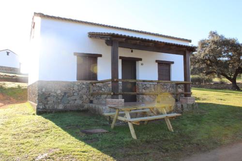 エル・カスティージョ・デ・ラス・グアルダスにあるAlojamiento Rural 'al Muniat'の建物前のピクニックテーブル