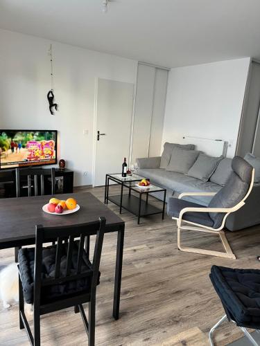 un salon avec un canapé et une table dans l'établissement New residence, well located and fully equipped, à Ivry-sur-Seine