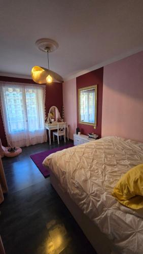 une chambre avec un grand lit et une table dans l'établissement Room in mont Boron, à Nice