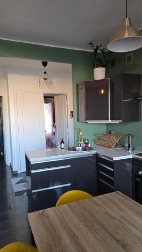 Η κουζίνα ή μικρή κουζίνα στο Room in mont Boron