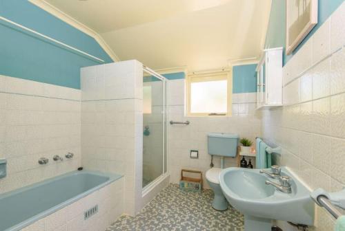 Ένα μπάνιο στο Casey's Beachfront Holiday House