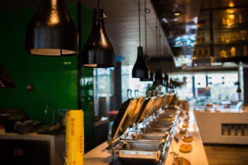 a row of seats at a bar in a restaurant at Wyndham JinJiang Hotel in Jinjiang