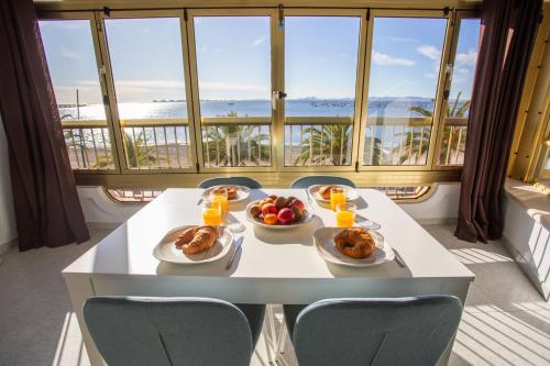 First line 3 bedroom apartment with beautiful views of the Mar Menor