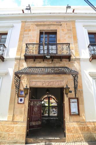 an entrance to a building with a balcony at Hotel Boutique La Posada in Sucre