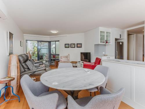 Una cocina y una sala de estar con mesa y sillas. en Cabarita Mountain View, en Cabarita Beach