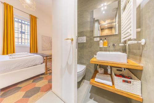 uma casa de banho com um lavatório e um WC num quarto em La Vaticana - Saint Peters View - Apt Rome em Roma