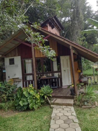 Taman di luar Chalé cabana da mata