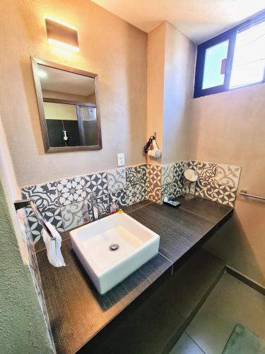 Fotografie z fotogalerie ubytování S09 DOBLE CAMA MATRIMONIAL Premium Suite Frente al TEC CEM con Cocineta WiFi Balcón Parking Terraza v destinaci Mexico City