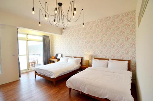 Un pat sau paturi într-o cameră la 蔚藍白鷺民宿