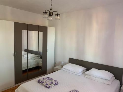 Apartments with parking space Rogoznica - 23796