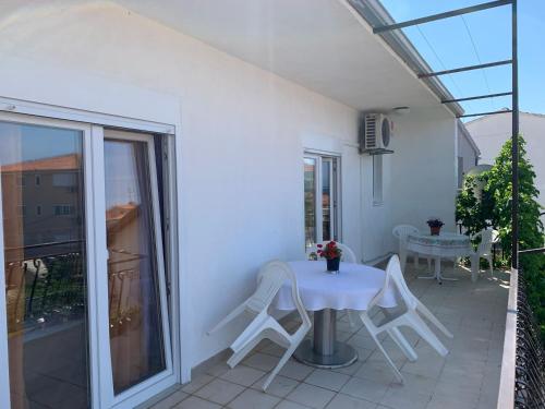 Apartments with parking space Rogoznica - 23796