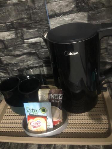 Příslušenství pro přípravu čaje a kávy v ubytování JOHNFONZ BUILDING Affordable Room