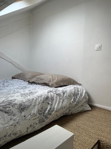 une chambre avec un lit avec un oreiller et une table dans l'établissement La Cachette, à Angers