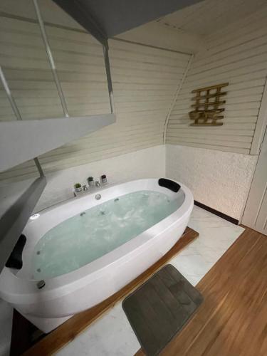 Bilik mandi di Cabana no Monte com Hidromassagem!