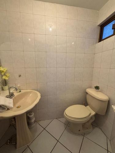 a bathroom with a toilet and a sink at Excelente Ubicación cerca de Consulado in Hermosillo