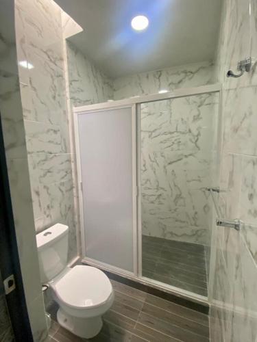Ένα μπάνιο στο Lovely and comfortable family apartment