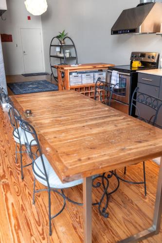 Η κουζίνα ή μικρή κουζίνα στο Industrial Modern Loft in Downtown Lafayette