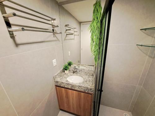 a bathroom with a sink and a shower at Nixxus Luxo e requinte á 50 m do mar e próximo as piscinas Naturais in Porto De Galinhas