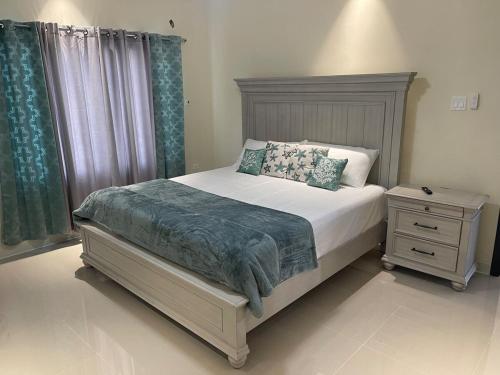 Postel nebo postele na pokoji v ubytování Blissdesiac Ocho Rios Villa