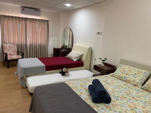 une chambre d'hôtel avec deux lits et un miroir dans l'établissement Aloe Vera Homestay - 3 Bed Rooms Corner House, à Kamunting