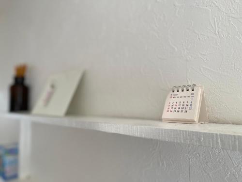 a white shelf with a scale on top of it at minimalist経堂の小さなお部屋 in Tokyo