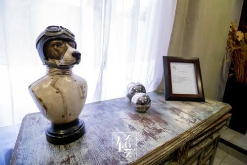 a table with a vase with a dog head on it at R09-C46 STUDIO frente al ITESM CEM Estudiantes Familias Empresas Ejecutivos Turistas Nómadas BIENVENIDOS!!! UBICACIÓN ESTRATÉGICA 10min Izcalli-15min Esmeralda-20min Sátelite-25min AIFA in Mexico City