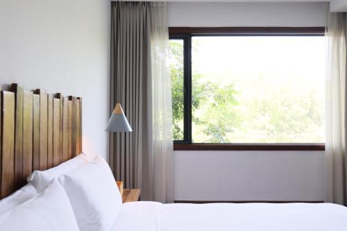 Ein Bett oder Betten in einem Zimmer der Unterkunft Huzhou Xisaishanqian Wooden Villa Hotel