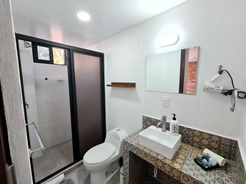 a white bathroom with a toilet and a sink at R06-C46 STUDIO frente al ITESM CEM Familias Estudiantes Empresas Ejecutivos Turistas Nómadas BIENVENIDOS!!! UBICACIÓN ESTRATÉGICA 10min Izcalli-15min Esmeralda-20min Sátelite-25min AIFA in Mexico City