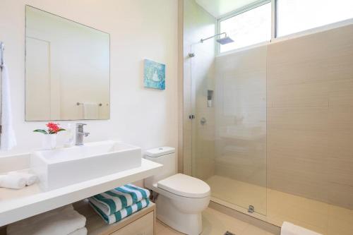 Un baño con inodoro, lavabo y ducha. en Casa Atrapasueosepic View Surfer's Paradise, en Santa Teresa Beach