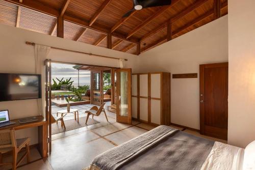 Casa Ricasunset Ocean View Pool Fiber Opticにあるテレビまたはエンターテインメントセンター