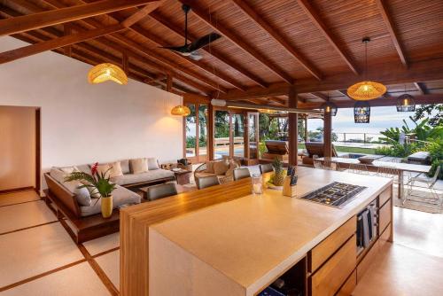 Casa Ricasunset Ocean View Pool Fiber Opticにあるシーティングエリア
