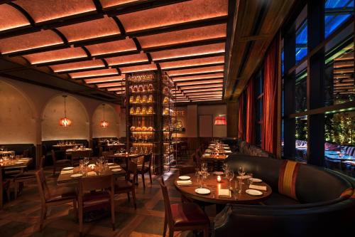 En restaurant eller et andet spisested på Moxy NYC Chelsea