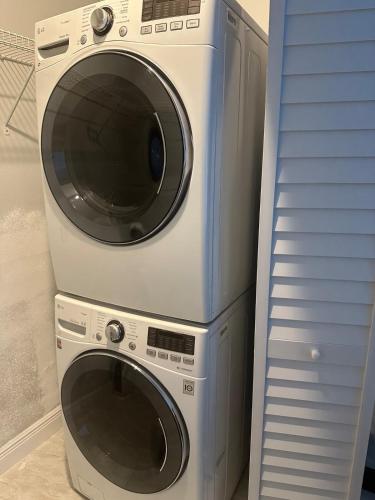 a dryer and a washing machine in a room at Peaceful Haven Orlando- near UCF in Orlando