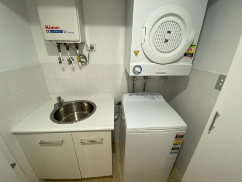 Η κουζίνα ή μικρή κουζίνα στο James Henty Apartments