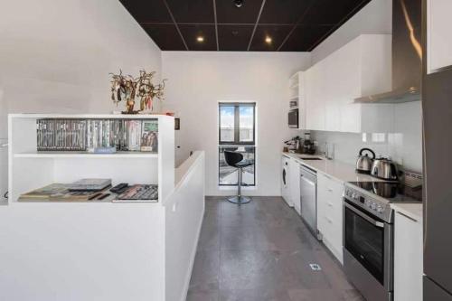 Η κουζίνα ή μικρή κουζίνα στο Close to City, Ferry with great views and free park