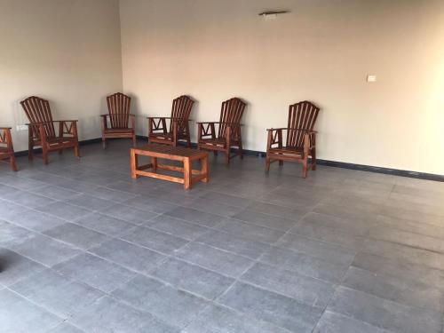 a row of chairs and a table in a room at Sadasee Villa in Bandaragama