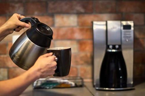 Kemudahan buat kopi dan teh di Casona 46 STUDIOS ITESM CEM Estudiantes Empresas Ejecutivos Familias Factura 10min Izcalli-15min Esmeralda-20min Sátelite-25min AIFA