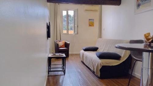 une chambre avec un lit, une table et une chaise dans l'établissement cozy apartment port of Nice, à Nice