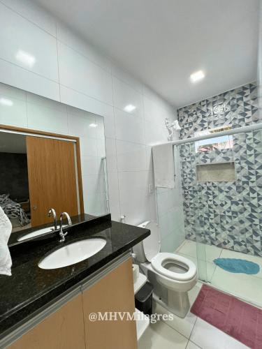 un bagno con wc, lavandino e doccia di MHV - Casa Mar de Paripueira, Refugio em condomínio de luxo a beira mar, próximo a Maceió. a Paripueira
