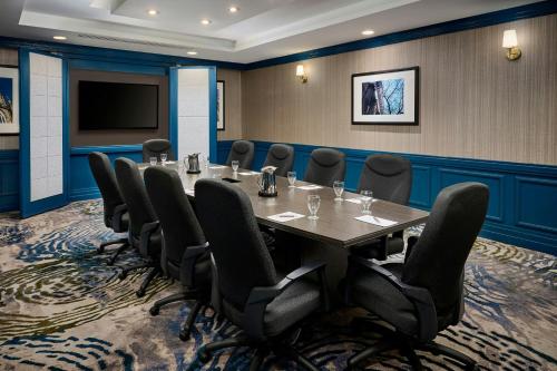 a conference room with a long table and chairs at Sheraton Hamilton Hotel in Hamilton