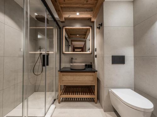 une salle de bain avec une douche, des toilettes et un lavabo dans l'établissement Location à Méribel : charmant appartement en location saisonnière - FR-1-613-122, à Les Allues