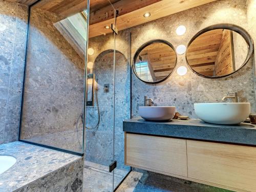 ein Badezimmer mit zwei Waschbecken und einer Dusche in der Unterkunft Penthouse alpin moderne à Méribel, 12 pers., cheminée, service hôtelier 5* - FR-1-613-136 in Les Allues
