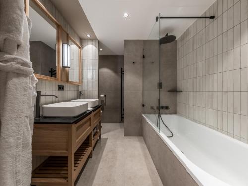 une salle de bain avec une baignoire et un lavabo et une baignoire dans l'établissement Appartement de luxe 4 chambres avec conciergerie 5*, vue sur montagne - FR-1-613-120, à Les Allues