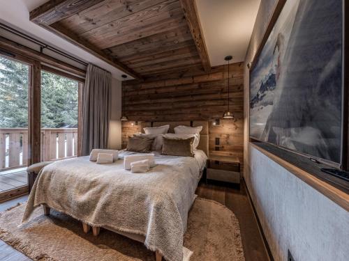 une chambre avec un lit et une grande fenêtre dans l'établissement Appartement de luxe 4 chambres avec conciergerie 5*, vue sur montagne - FR-1-613-120, à Les Allues