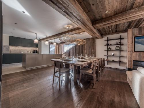 une cuisine et une salle à manger avec une table et des chaises dans l'établissement Appartement de luxe 4 chambres avec conciergerie 5*, vue sur montagne - FR-1-613-120, à Les Allues