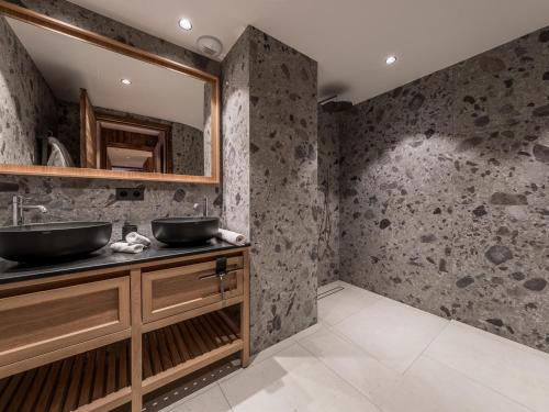 une salle de bain avec un lavabo et un miroir dans l'établissement Appartement de luxe pour 10 pers, terrasses, concierge, Méribel - FR-1-613-126, à Les Allues